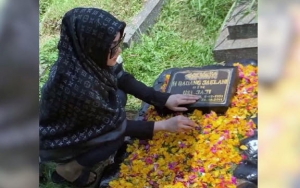 Syahrini Sempat Ziarah ke Makam Sang Ayah