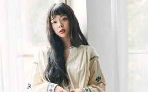 Sulli Dipuji Habis-Habisan Usai Pamer Kaki Cantik Dan Ramah Sapa Fans Di Bandara