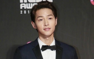 Song Joong Ki Tetap Ceria Saat Berangkat ke Brunei Meski Diterpa Gosip Cerai