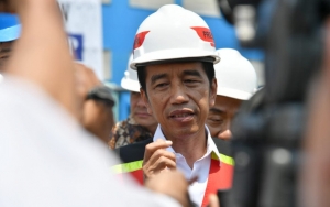 Jokowi Dapat Bambu Pethuk Sakti dari Warga Cilacap