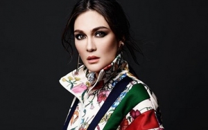 Banjir Doa Foto Bareng Pria Bule, Mata Luna Maya Bikin Netter Salfok