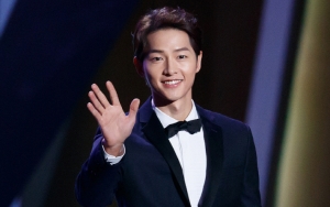 Gaya Santai Song Joong Ki di Brunei untuk Syuting 'The Chronicles of Aseudal'