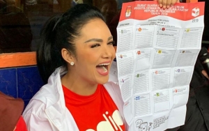  Krisdayanti Dicibir Pencitraan Salah Kostum, Aksi Pegang Sampah Bikin Emosi 'Dipaksa' Mandi Di Got