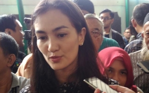 Atiqah Hasiholan Sebut Ada Fakta Tak Sesuai Dengan Yang Terjadi Saat Sidang Perdana Ratna Sarumpaet