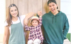  Bahagianya Glenn Alinskie Gendong Nastusha Saat Kunyah Permen