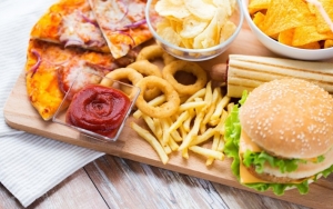 Makanan Berminyak seperti Fast Food Sebabkan Jerawat
