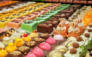 Hindari Konsumsi Makanan Manis Berlebihan