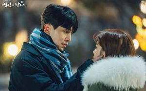 Lee Dong Wook dan Yoo In Na Ciuman Mesra di 'Touch Your Heart', Fans Girang