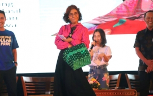 Menteri Susi Pudjiastuti Pamer Tenteng Tas Plastik: Cantik, Dilindas Mobil Bisa Balik Lagi