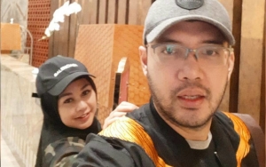 Jenguk Sandy Tumiwa Di Tahanan, Istri Siri Bawakan Mie Ayam