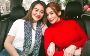  Manja Di Pangkuan Ibu, Potret Aaliyah Massaid dan Reza Artamevia Banjir Pujian Bak Adik Kakak
