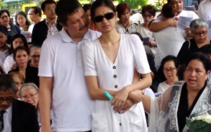 Mikha Tambayong Tabah Antarkan Sang Ibunda, Prosesi Pemakaman Didominasi Warna Putih