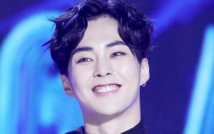 Xiumin EXO Jawab Rasa Kangen Fans dengan Pamerkan Sayap