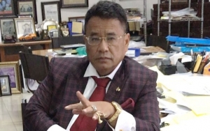 Hotman Paris Hutapea Gandeng 'Princess' Baru Usai Di-Unfollow Syahrini, Siapa?