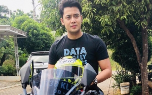  Kriss Hatta Pajang Foto Selfie Depan Kaca, Bibir Merah 'Bergincu' Dicibir Alay Telat Puber