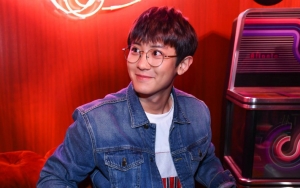 Dispatch Unggah Foto-Foto Ganteng Chanyeol di Paris Fashion Week, Fans Duga Adminnya EXO-L 