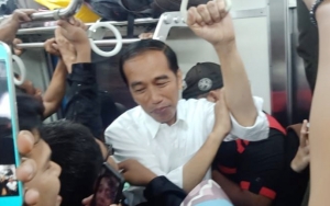 Jokowi Berdesakan Naik KRL Saat Pulang ke Istana Bogor Hingga Bikin Heboh Penumpang