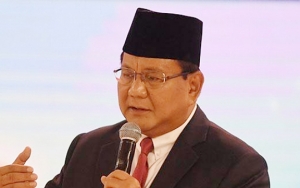 Prabowo Bikin Heboh Saat Copot dan Lempar Baju ke Arah Pendukung Dari Atas Mobil