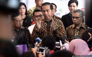 Seorang Ibu-Ibu Nekat Terobos Pasmpares Hingga Pingsan Demi Curhat Ke Jokowi