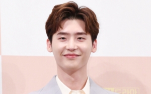 Lee Jong Suk Diserbu Wartawan dan Fans di Hari Pertama Wajib Militer
