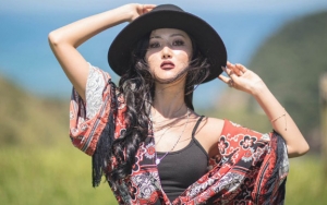 Hwasa Mamamoo Pamerkan Bodi Seksi Bak Botol Soda, Netter Ikut Komentar