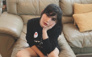 Angela Lee Dikritik Tak Mendidik Saat Pamer Foto Cium Bibir Sang Putra