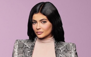 Kylie Jenner Tuai Kritikan Gara-Gara Cium Bibir Putrinya