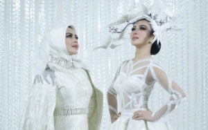 Syahrini-Aisyahrani Pamer Tagar 'Teman Sejati', Reino Duduk Pasrah Dipepet Adik Ipar