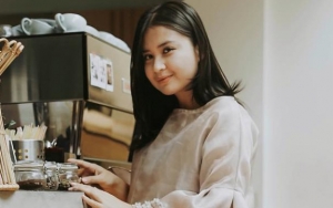 Putri Titian Menangis Histeris di Pemakaman Sang Ayah, Tulis Pesan Perpisahan Haru