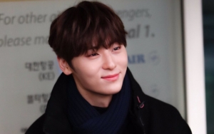 Hwang Minhyun Dibilang Bukan Manusia Usai Pose Seksi Cium Apel