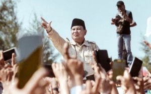 TKN Jokowi Tanggapi Prabowo Salami Warga Pakai Sarung Tangan: Sangat Ironis