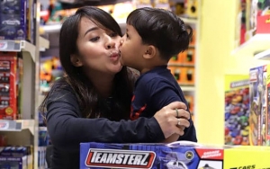 Chua Kotak Melahirkan Anak Kedua, Pose Sang Bayi Melet Bikin Gemas