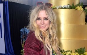 Avril Lavigne Pakai Hijab, Dipuji Cantik Luar Biasa