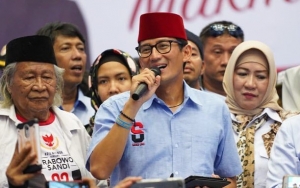 Pesan Sandiaga ke Emak-Emak Saat Kampanye: Kaki Saya Jangan Dielus-Elus, Jadi Enggak Konsen