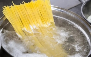 Memasukkan Pasta saat Air Kurang Mendidih