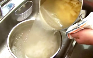Membuang Air Rebusan Pasta