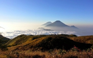 Mengintip Indahnya Golden Sunrise di Gunung Prau