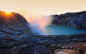 Gunung Ijen dengan Blue Fire yang Menggoda