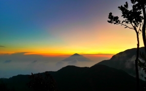 Menanti Sunrise di Gunung Papandayan