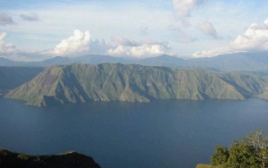 Pemandangan Matahari Terbit di Gunung Toba
