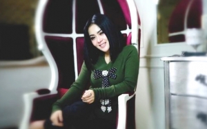 Biasa Cetar, Foto Lawas Syahrini Manyun Bikin Syok Hingga Warna Dengkul Disorot