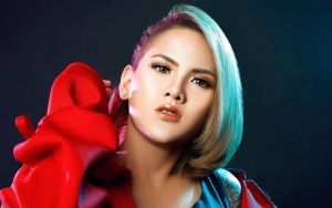 Evelin Nada Anjani Mewek Saat Pamitan Umrah, Penampilan Kelewat Cantik di Tanah Suci Jadi Sorotan