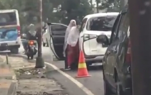 Video Ibu Dorong Anak Keluar Mobil Viral, KPAI Berikan Peringatan