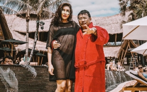 Millendaru Semringah Nungging di Belakang Hotman Paris, Ekspresi Pasrah Sang Pengacara Jadi Sorotan