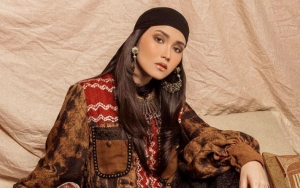 7 Potret Ayu Ting Ting Saat Umrah, Cantik Muslimah Hingga Jadi Sorotan Karena Pakai Cadar