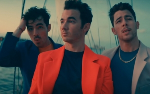Jonas Brothers Gelar Pesta Pantai di Video Musik 'Cool'