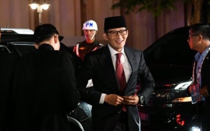 Sandiaga Uno Justru Pose 1 Jari Saat Diajak Ngopi dan Foto Bareng di Bali