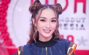 Zaskia Gotik Turun dari Pesawat Jet Pribadi Pakai Sandal Jepit, Syahrini Malah Kena Sindir