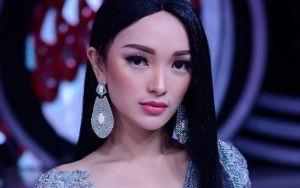 Zaskia Gotik 'Ratu Tajir' Walau Pakai Sandal Jepit, Habis Miliaran untuk Botox Hingga Alas Kaki?