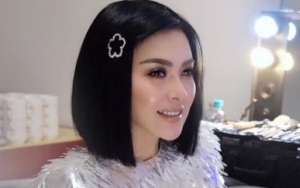  Kelakuan 'Norak' Syahrini Naik Troli Di Bandara Diledek Masa Kecil Kurang Bahagia, Fans Malah Gemas